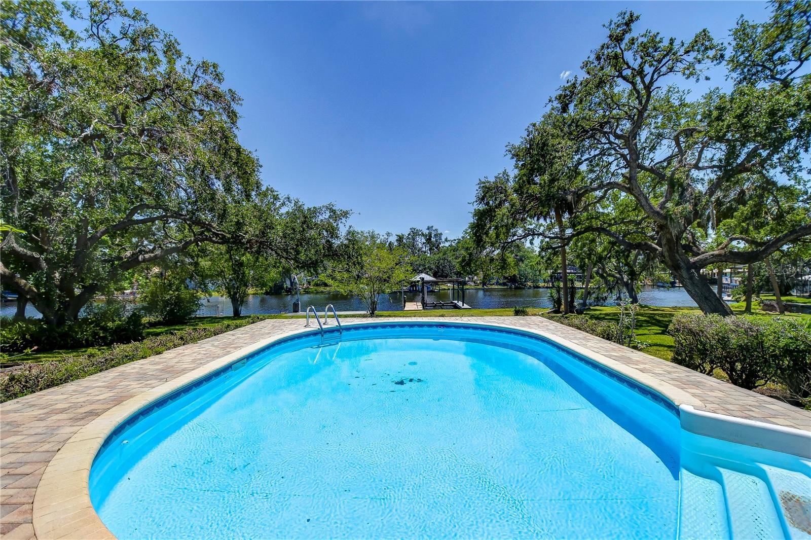Beautiful pools overlooking the Alafia River!