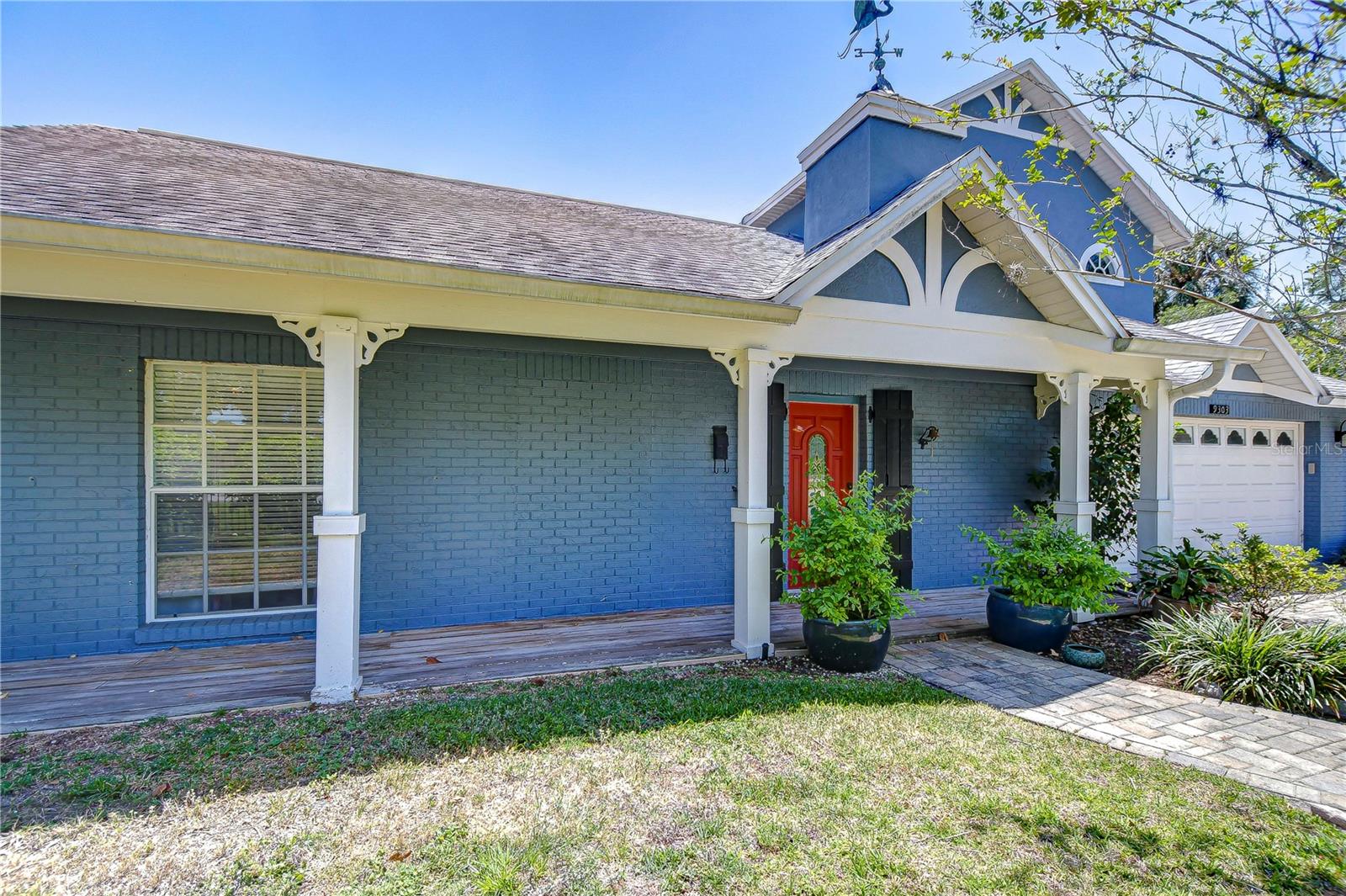 Charming front porch!
