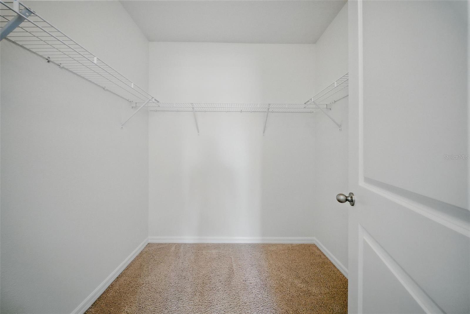 bed 3 walk in closet