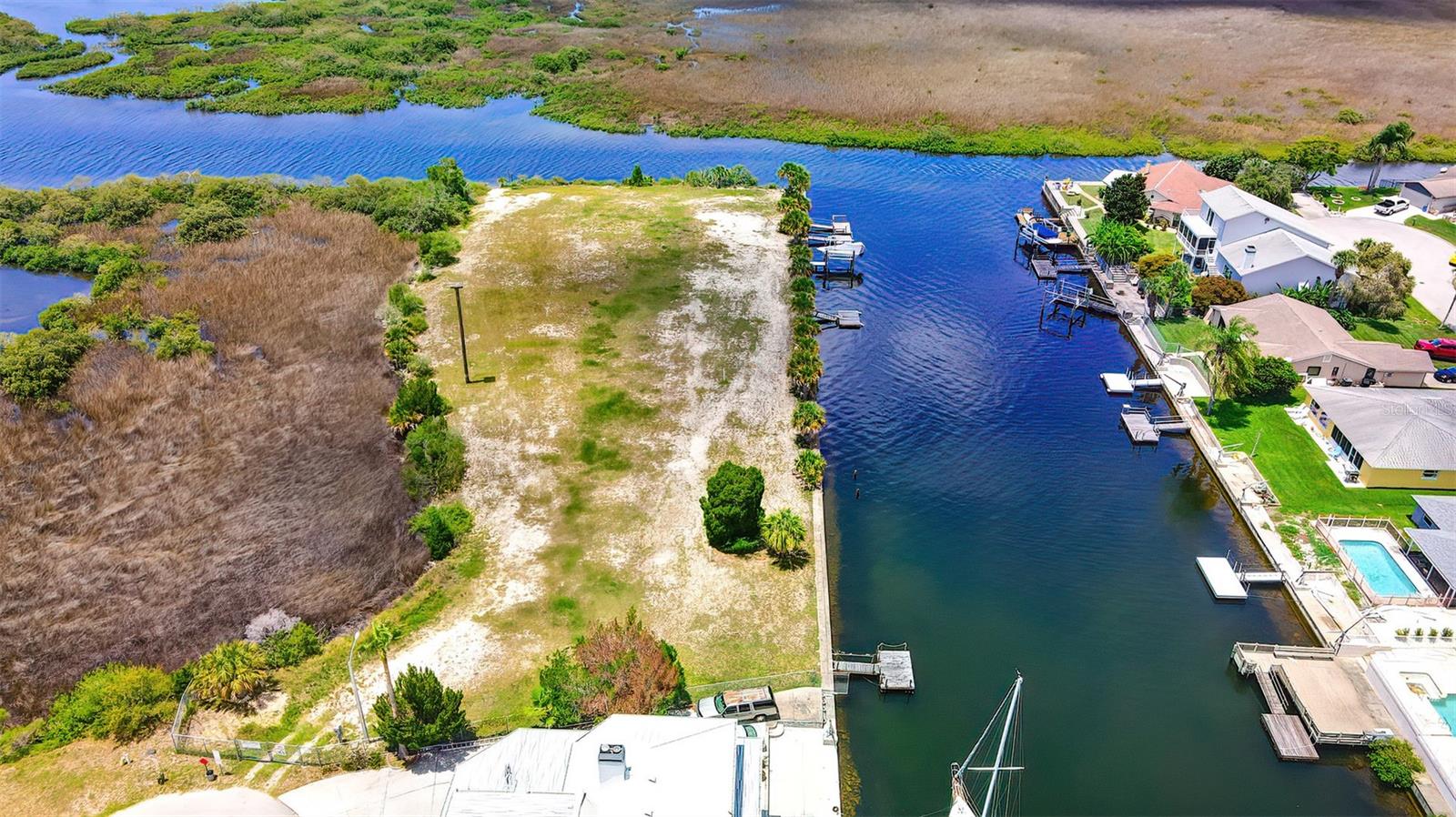 Nearby Boat Drop...No Seawall or dock for you to maintain!