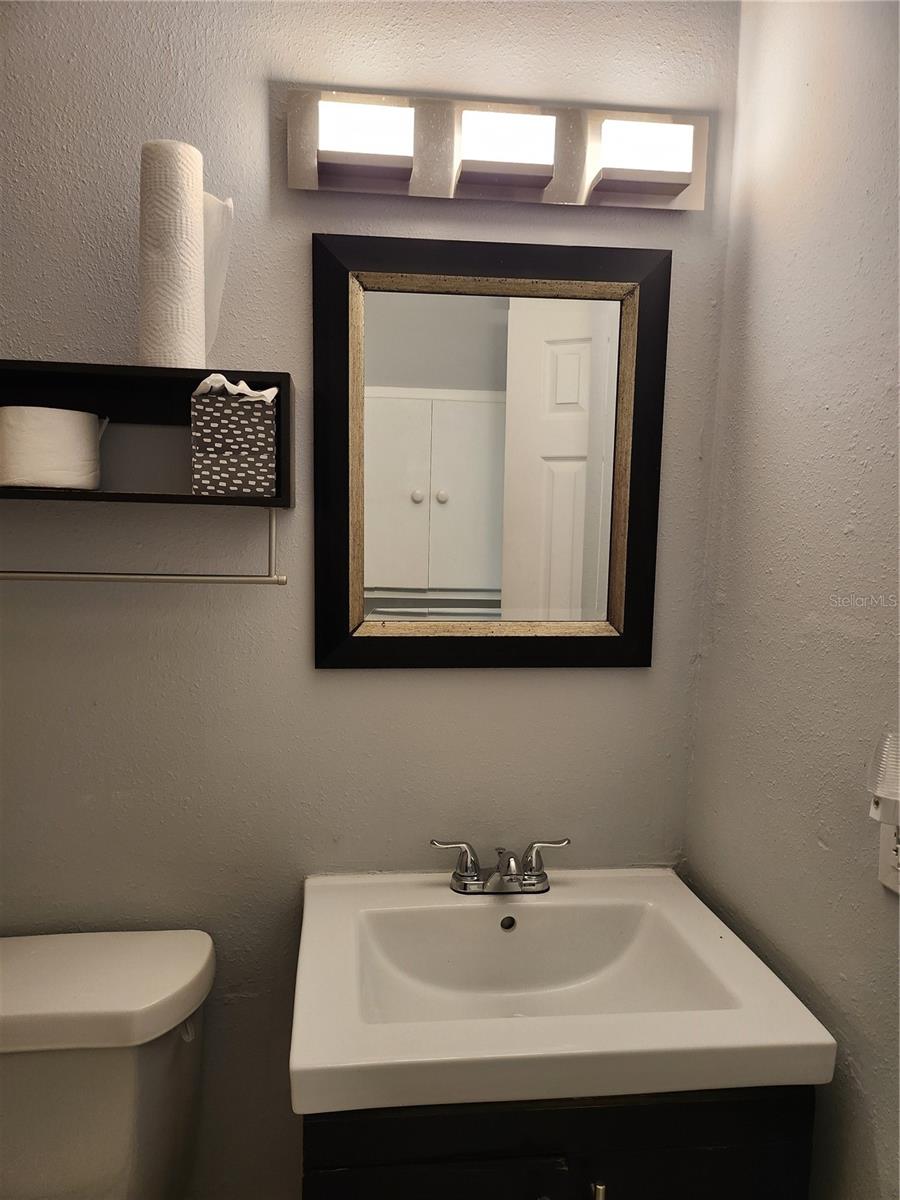 2nd Floor bath/vanity