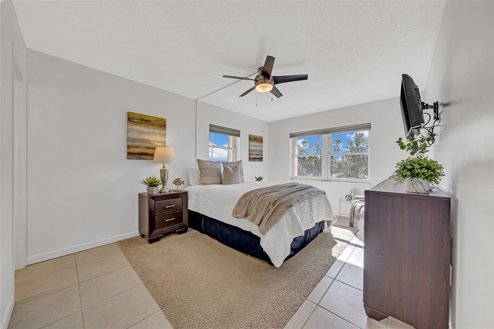 Large main bedroom