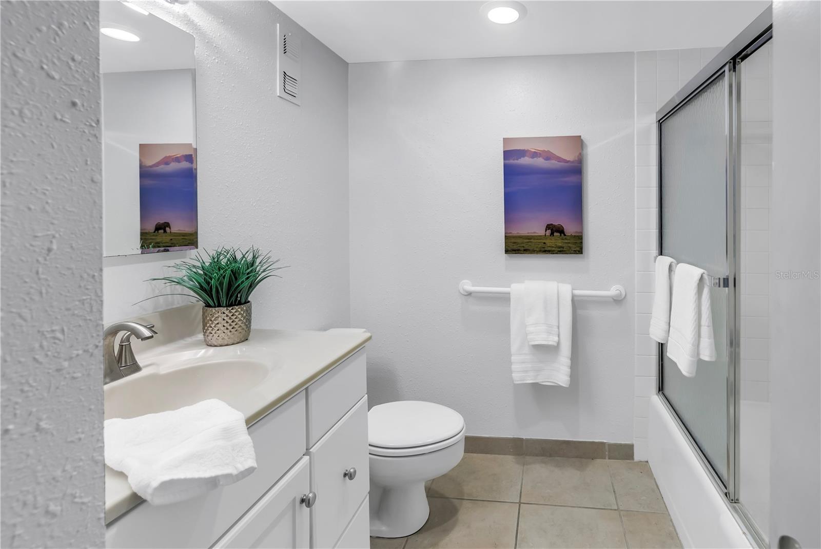 Guest bath with tub shower
