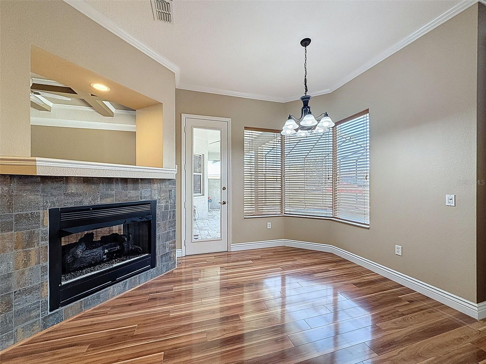 Nook w. Double Sided Fireplace