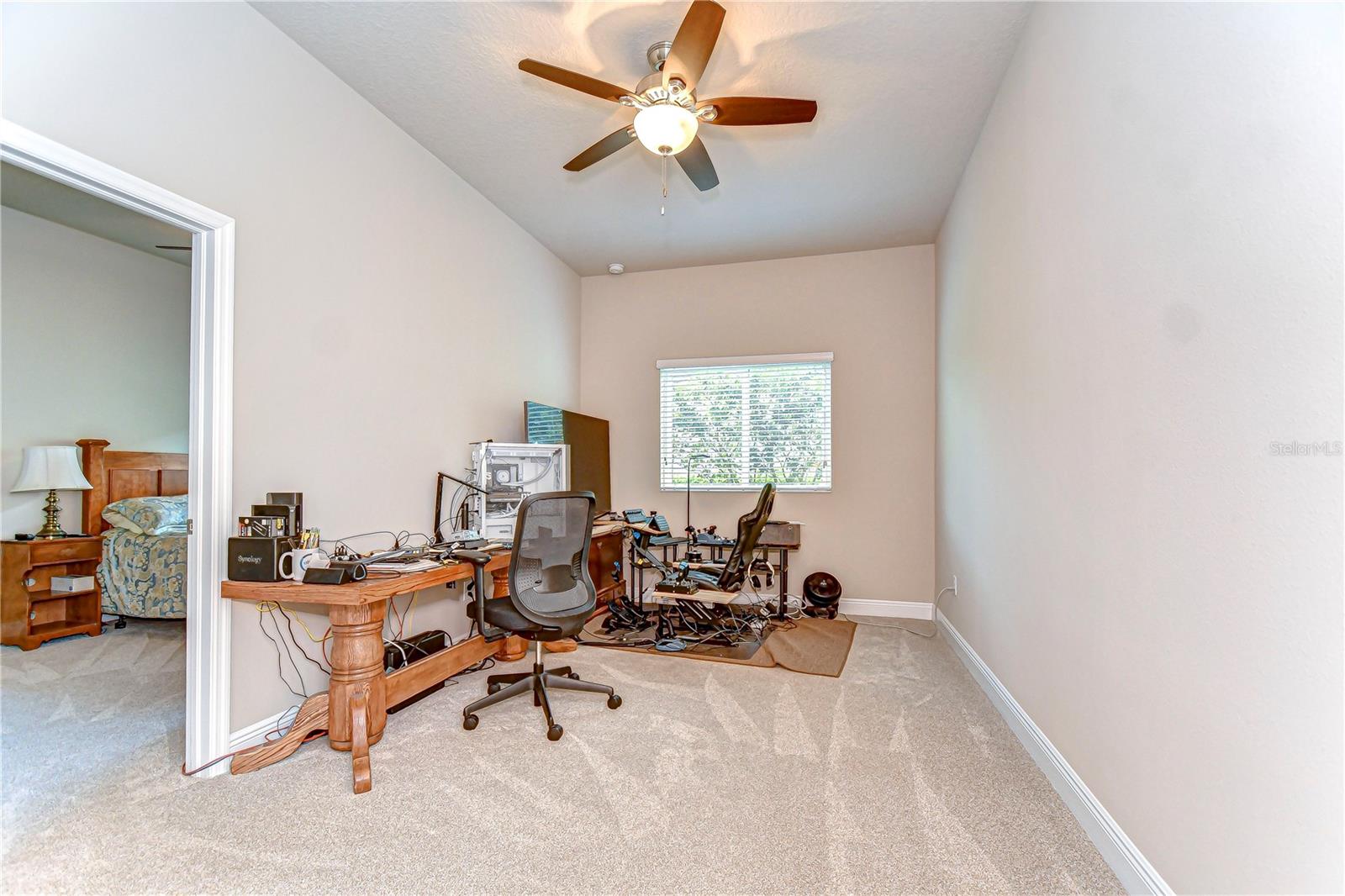 This flex space can be the perfect office or in-law suite!