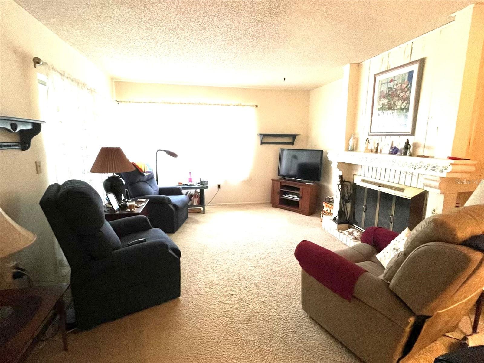 FAMILYROOM WITH FIREPLACE