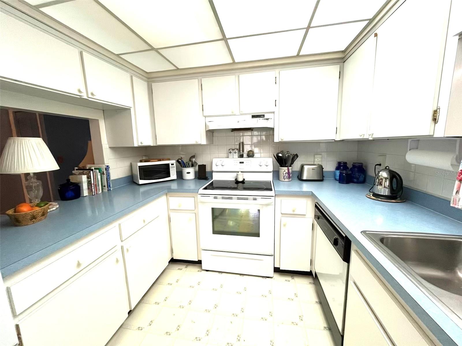 KITCHEN WITH PLENTY OF CABINETS