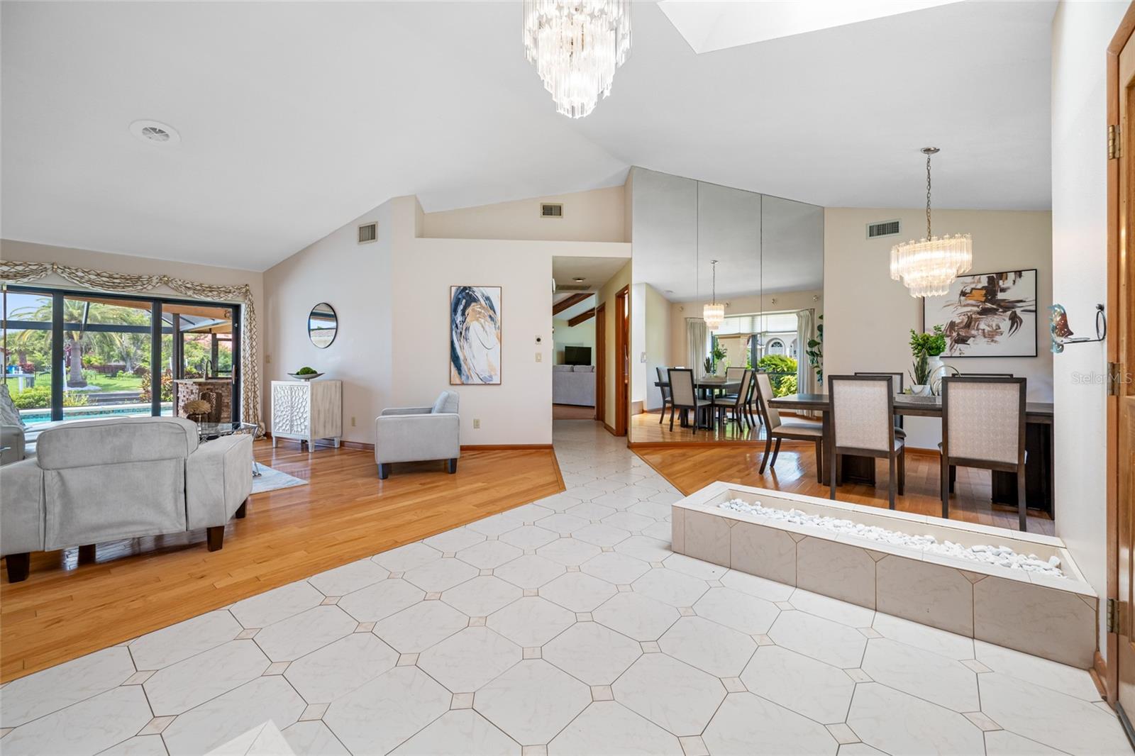 Living room/dining room