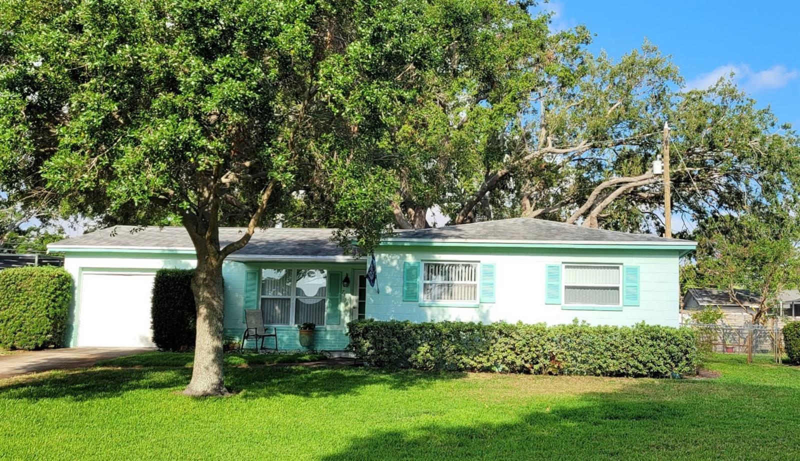 Welcome to 7336 20th Street North in the Meadowlawn neighborhood.