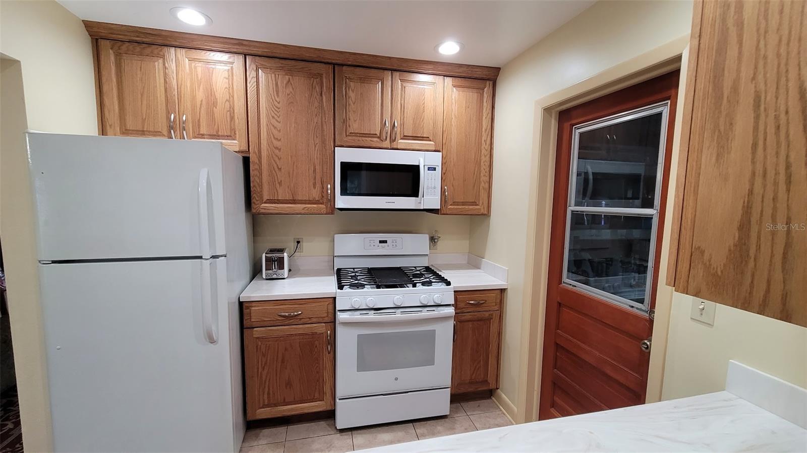The other side of the kitchen. Notice that this is a gas stove!!!