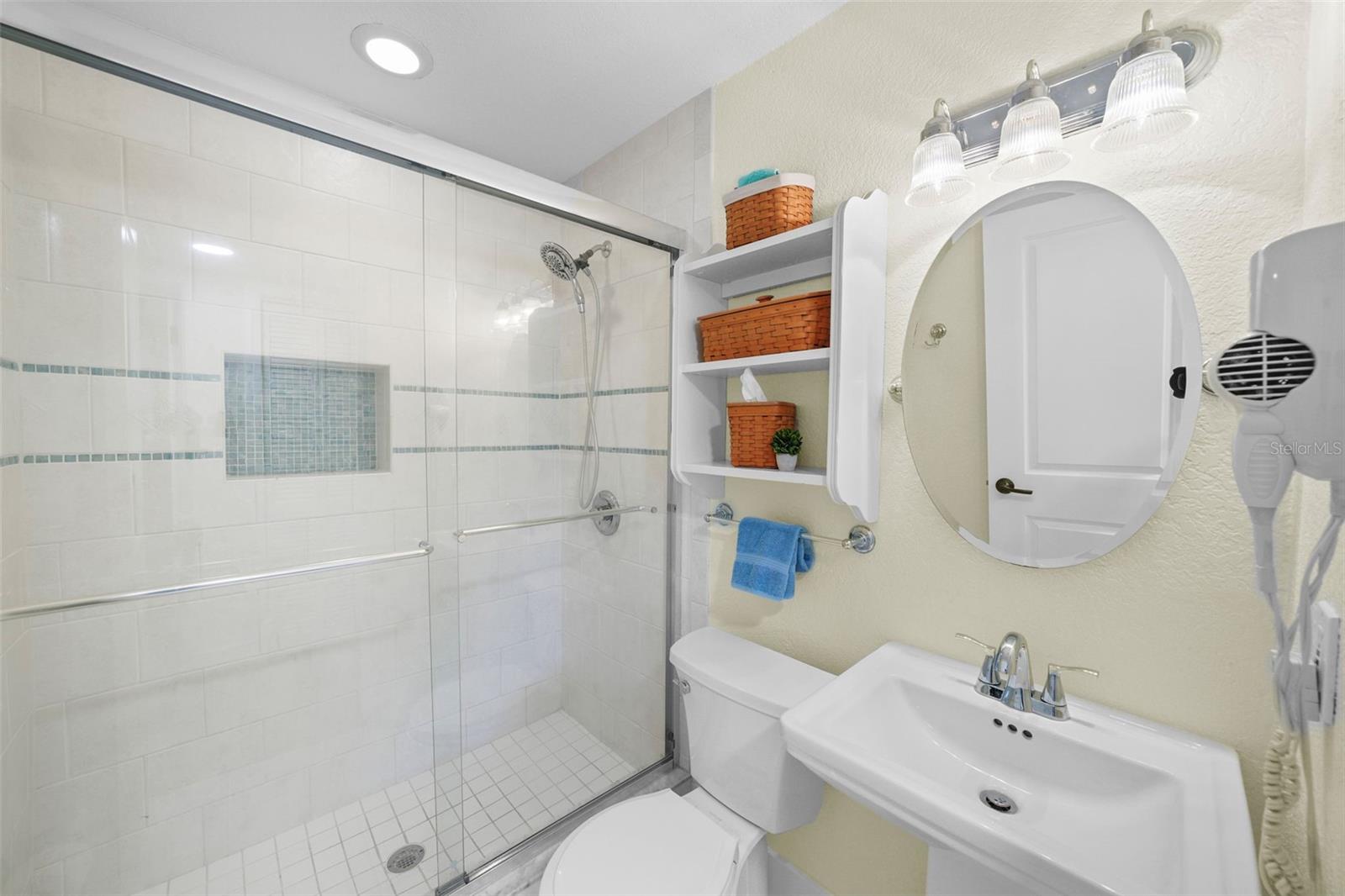 Guest full bath