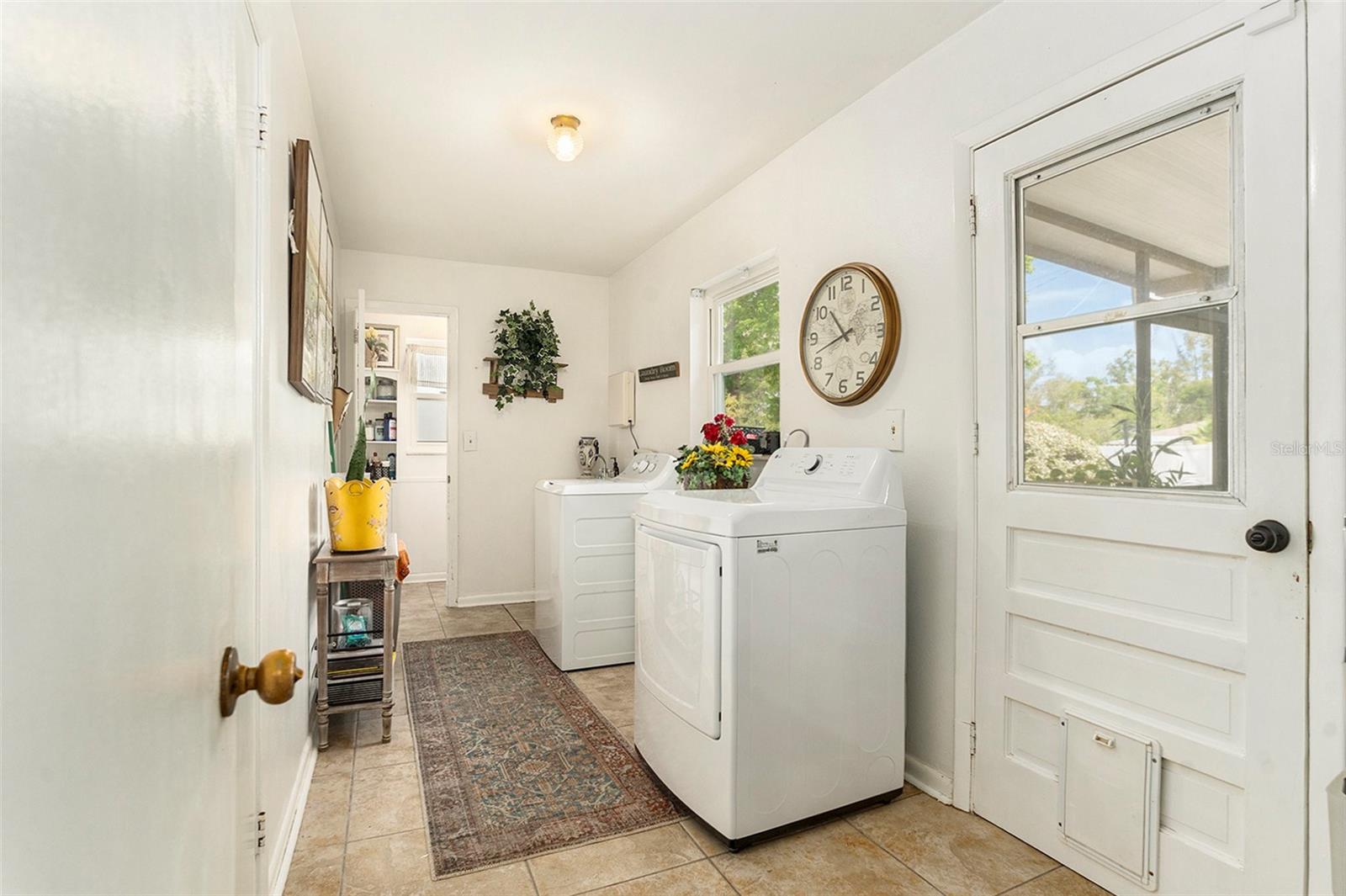 626 Marphil Loop, Brandon, FL 33511 - Laundry and half bath