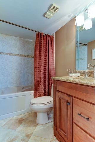 Guest bath with whirlpool tub