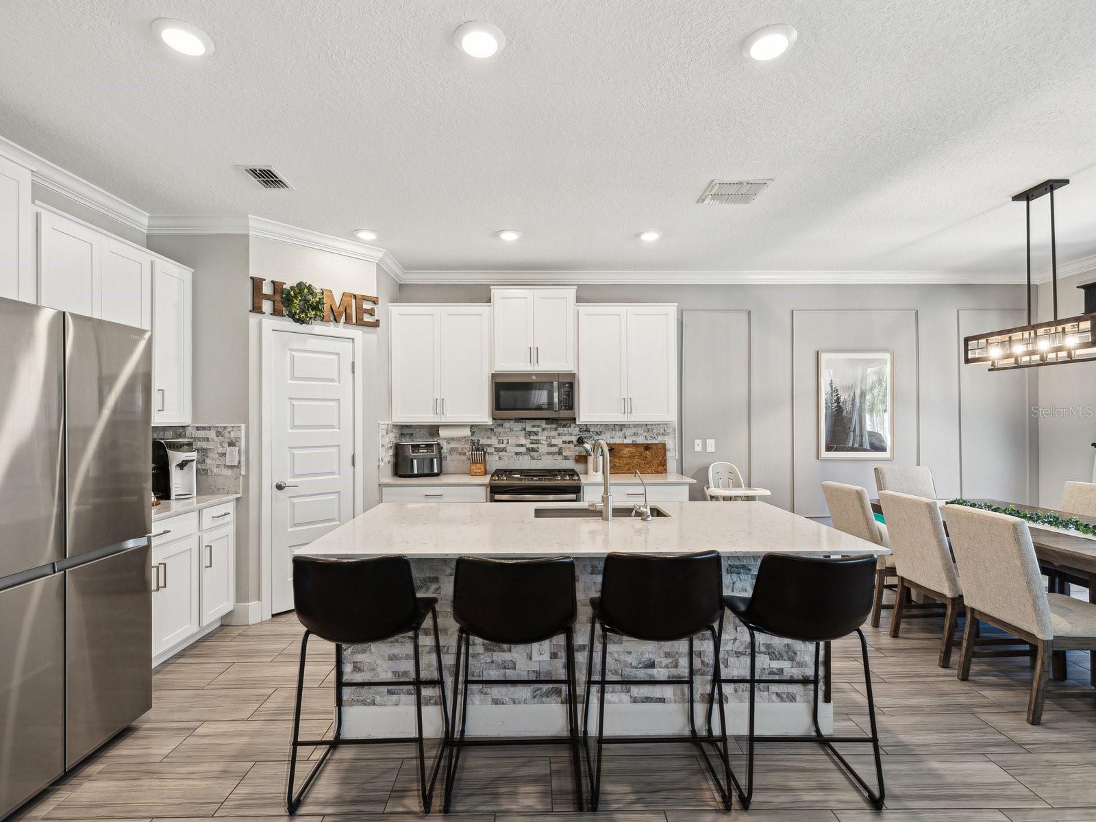 Kitchen with breakfast bar