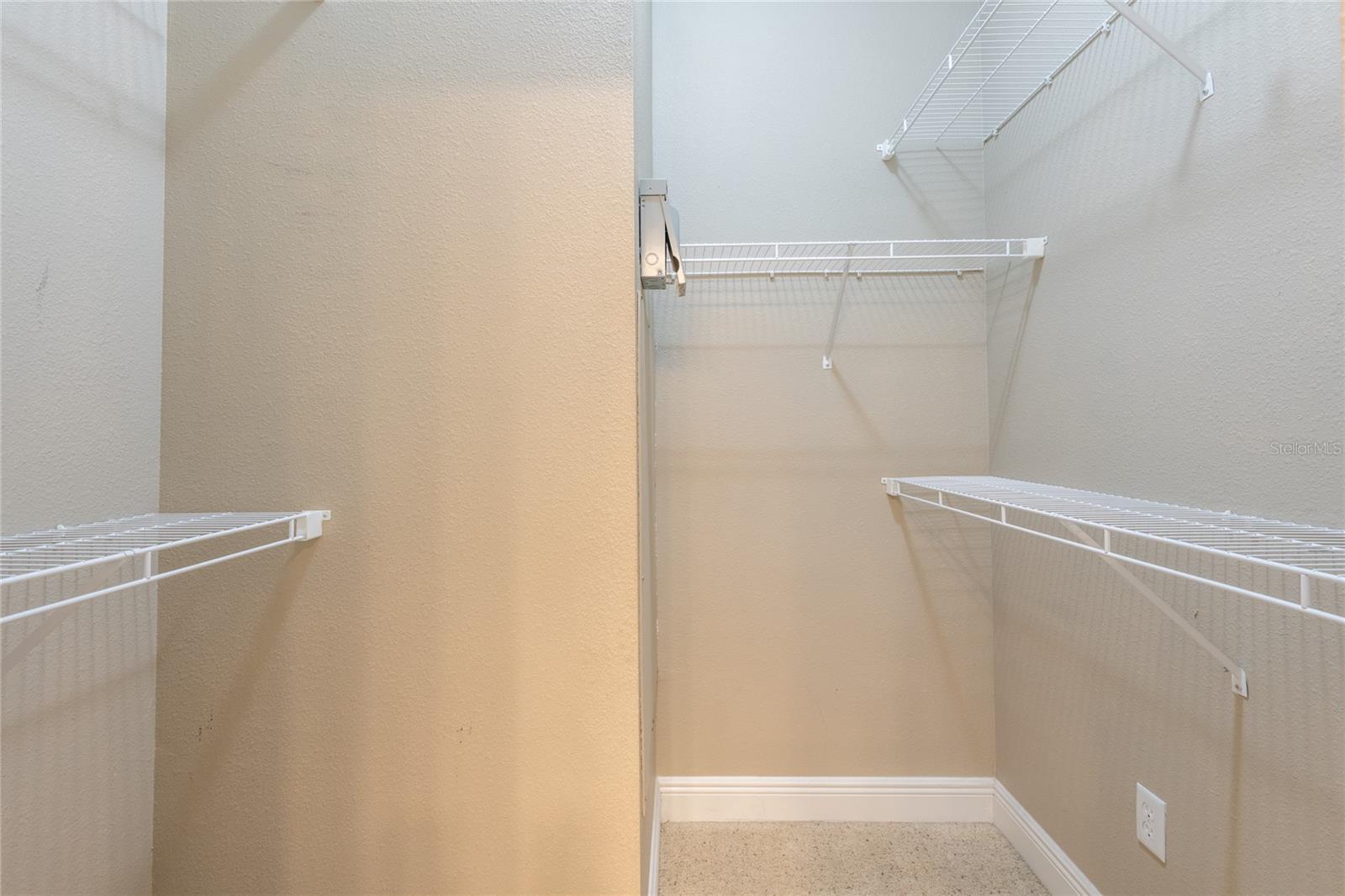 LARGE WALK-IN CLOSET
