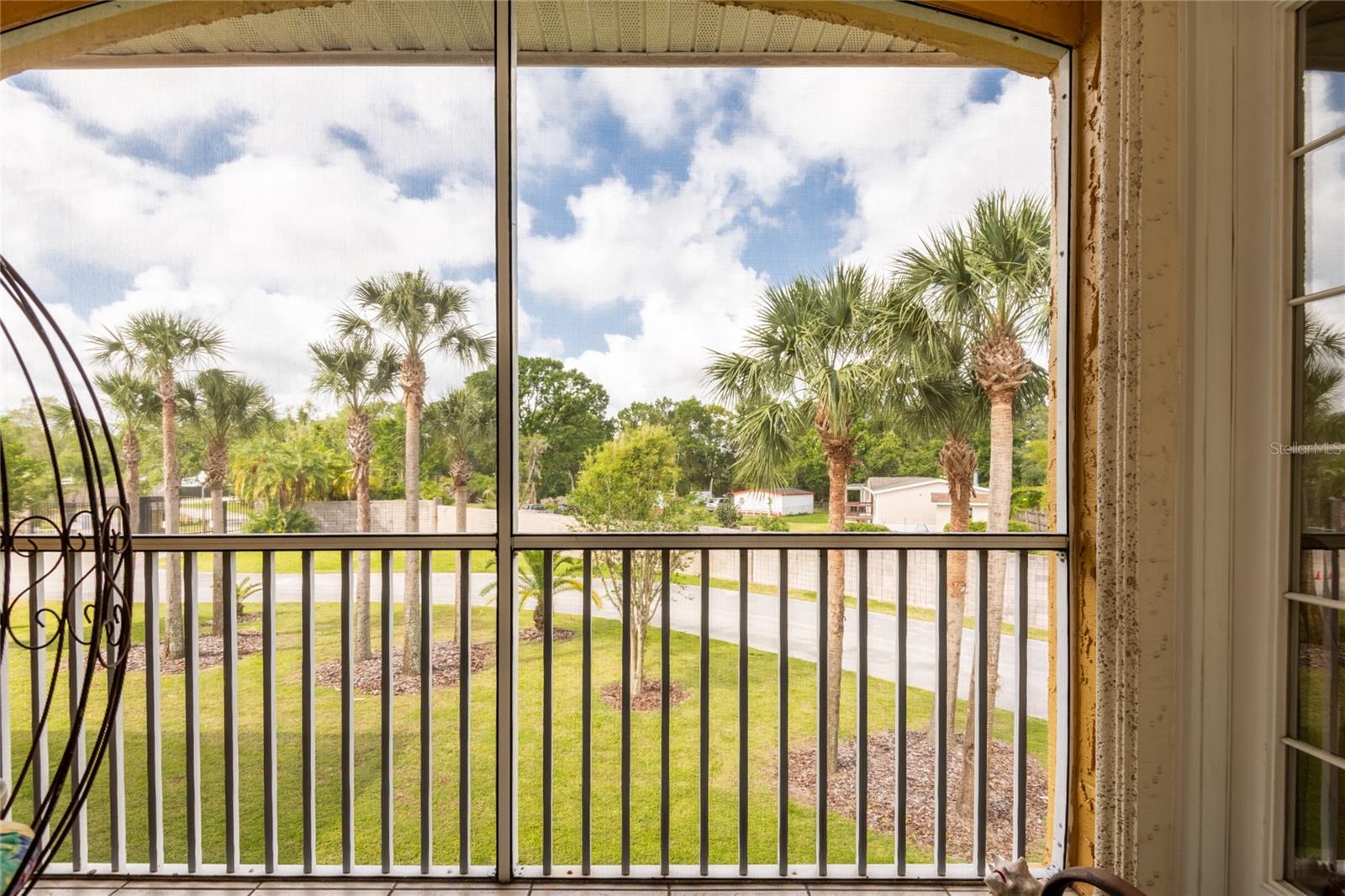 PRIVATE SCREEN/ENCLOSED BALCONY