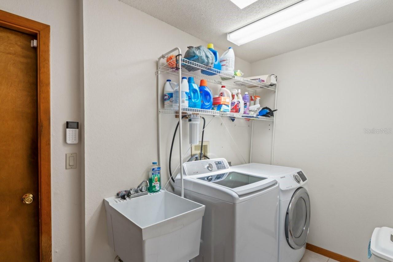 laundry room w washtub