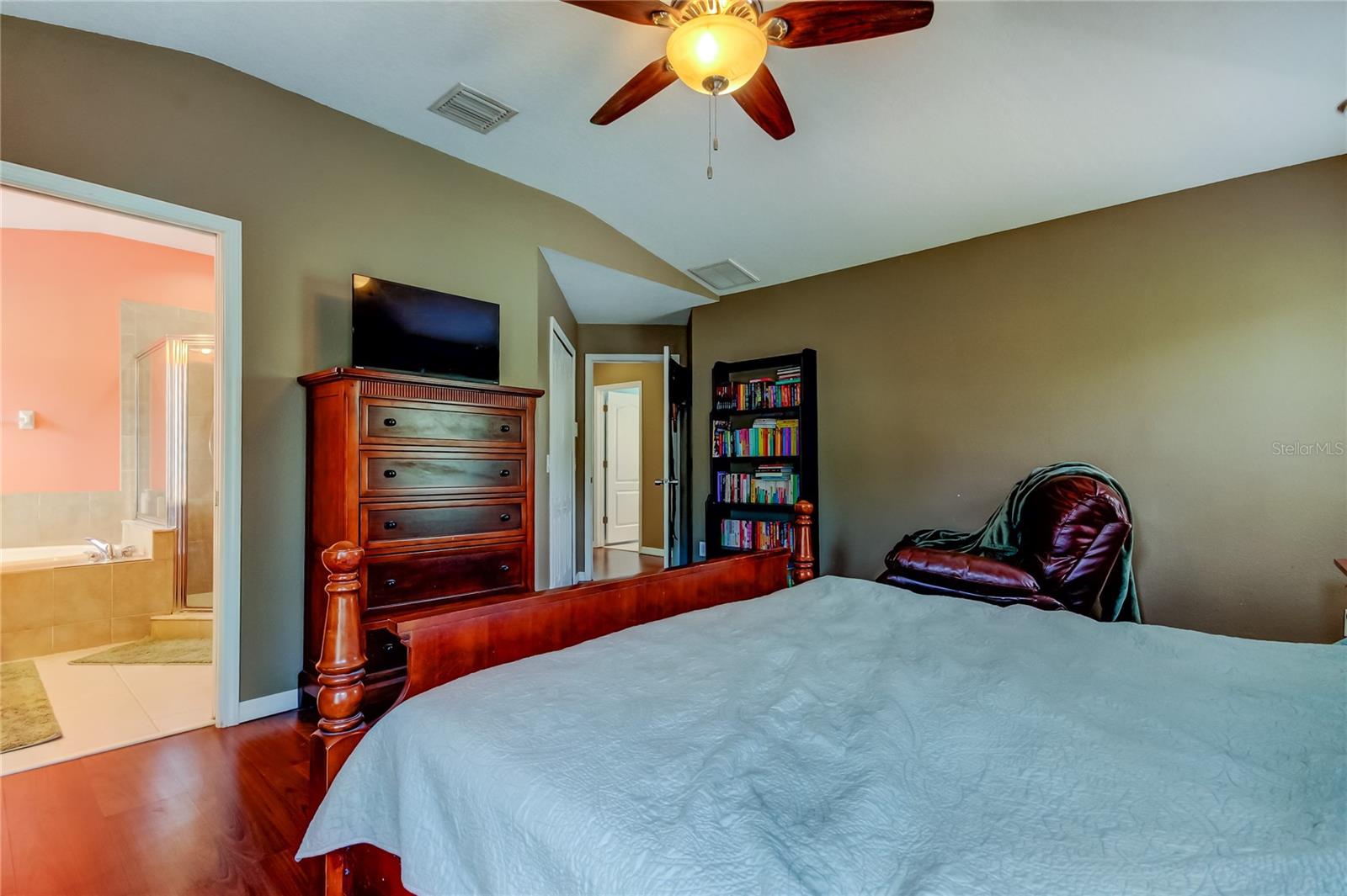Primary Bedroom w/ en-suite bathroom and walk-in closet.