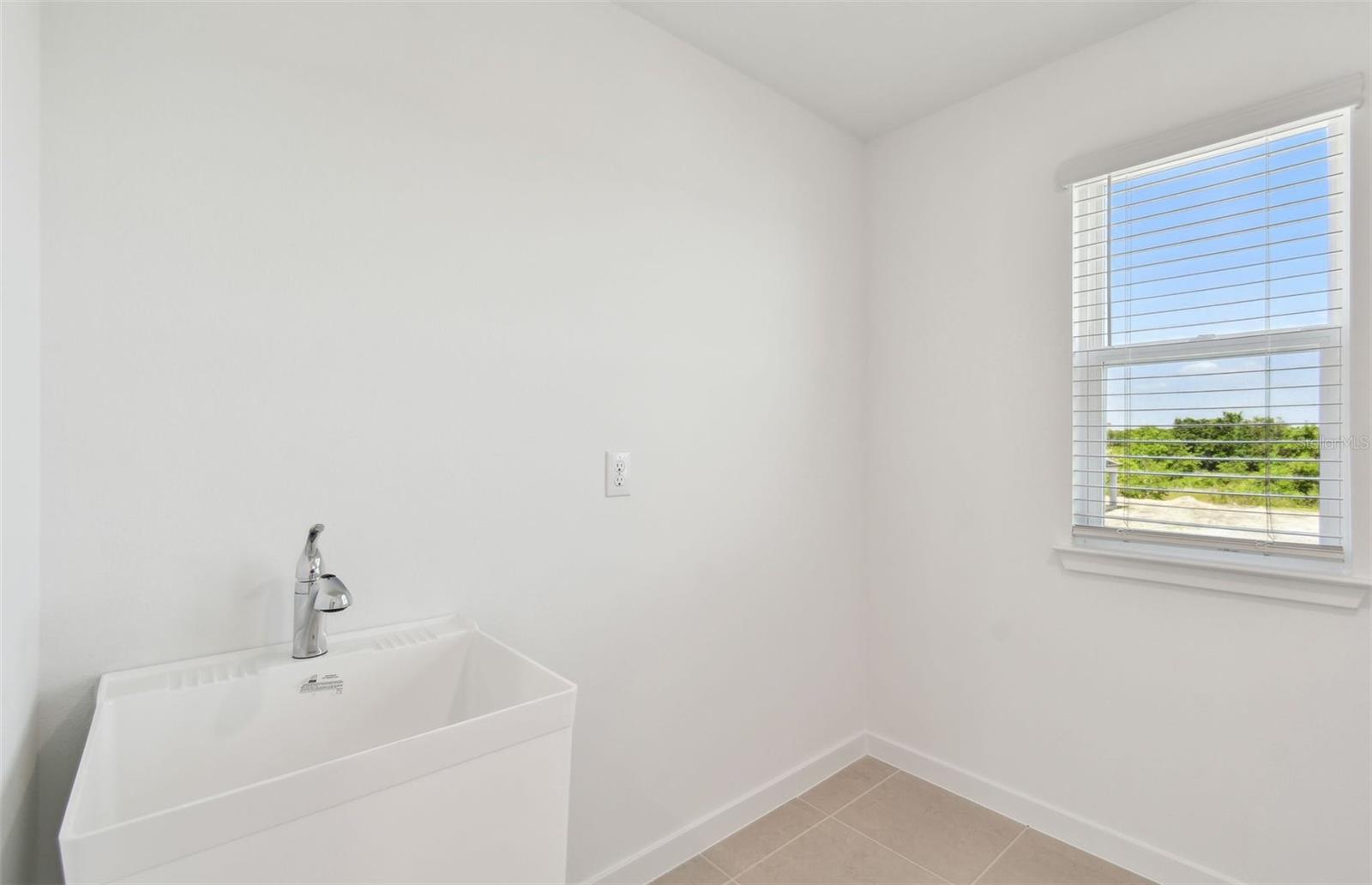 Laundry Room w/utility sink