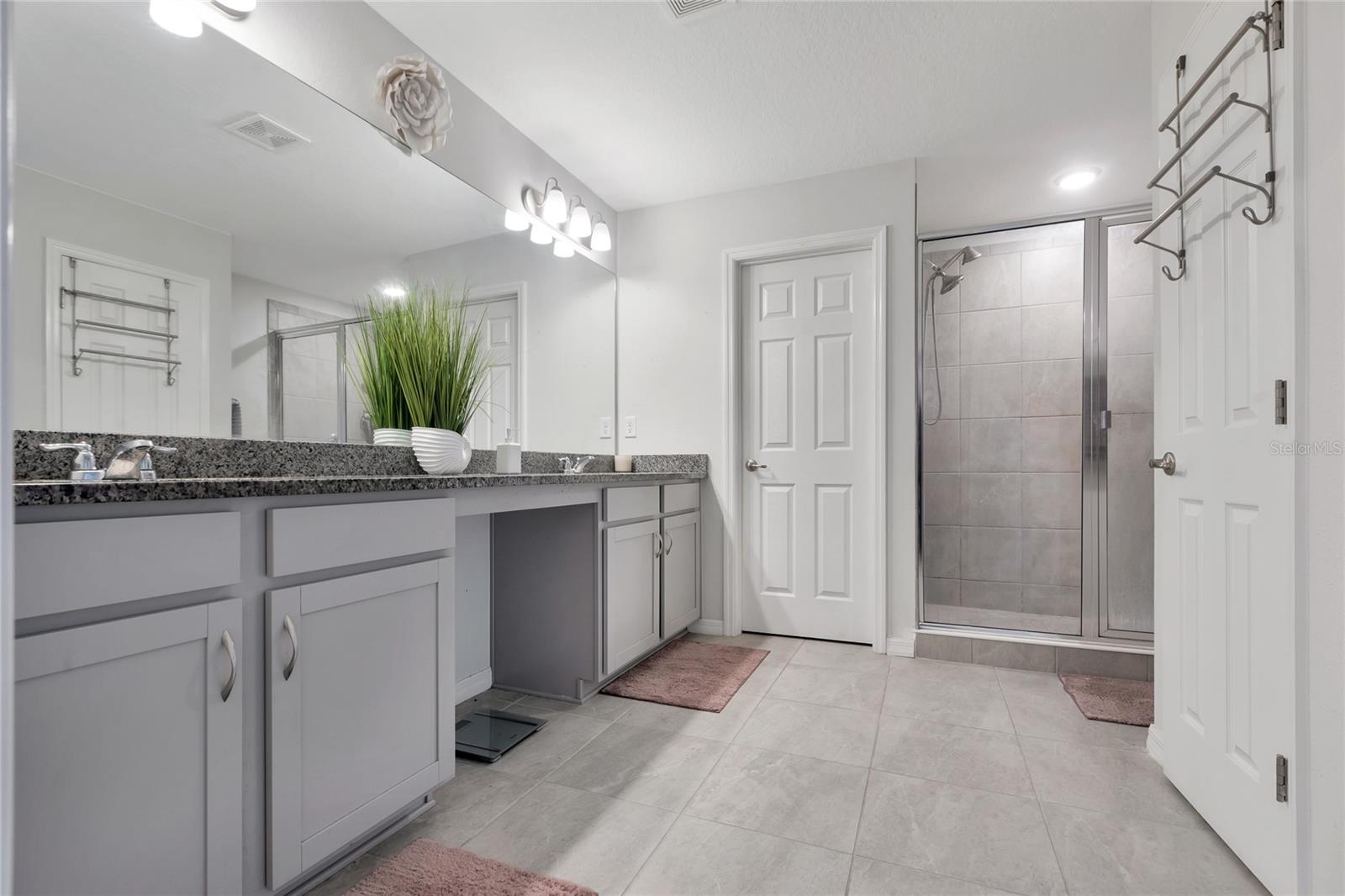 Primary en-suite