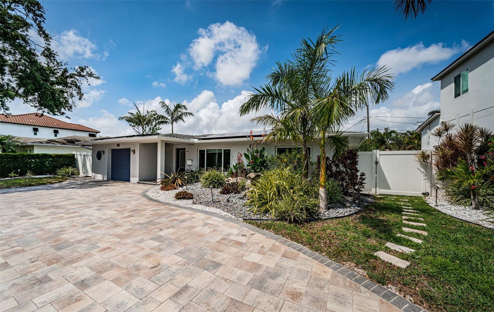 Expansive 80 x 100 lot