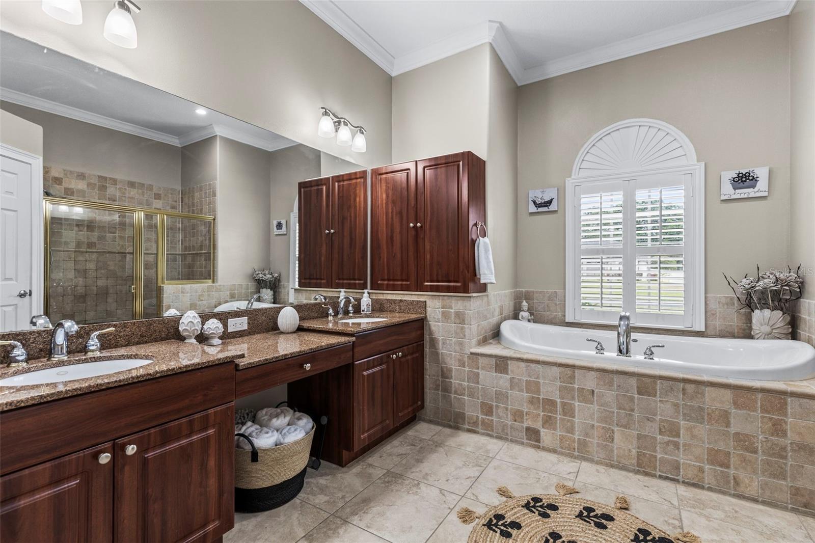 Spacious ensuite primary bath
