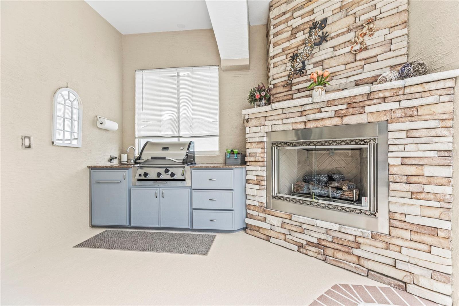 Built in grill, sink and gas fireplace to enjoy the "winter" outdoors