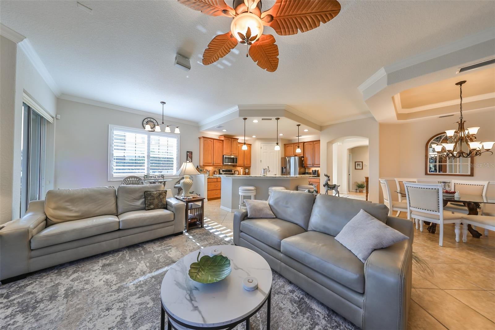 Bright, airy and cheerful best describe this condo.