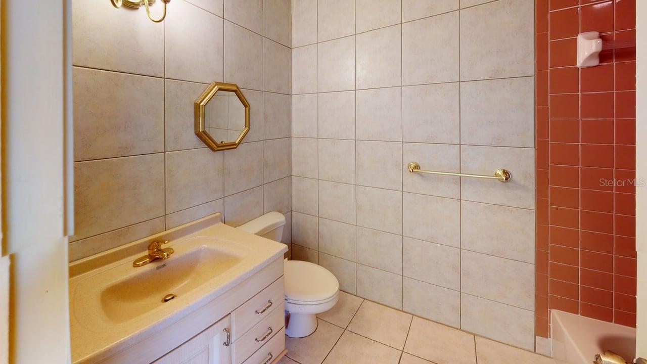 en-suite bath 2