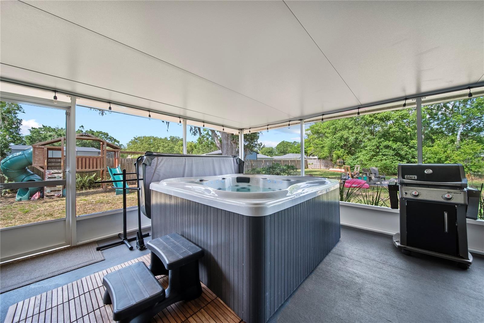 Hot tub on lanai