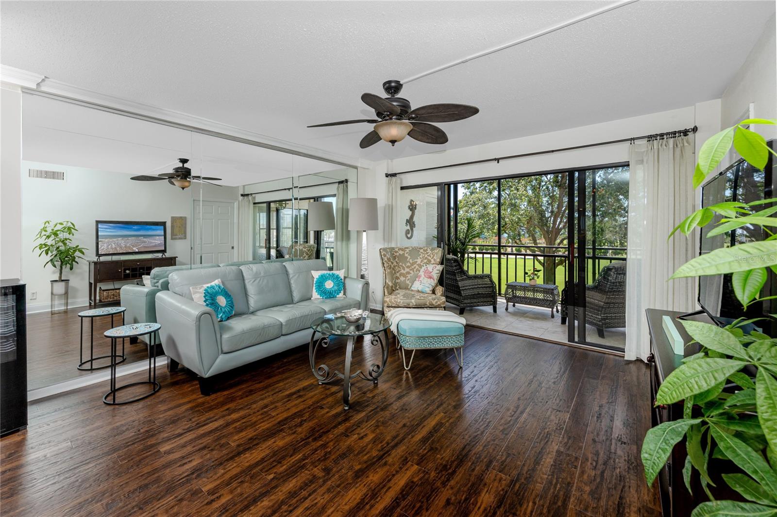Living Room with view on Patio