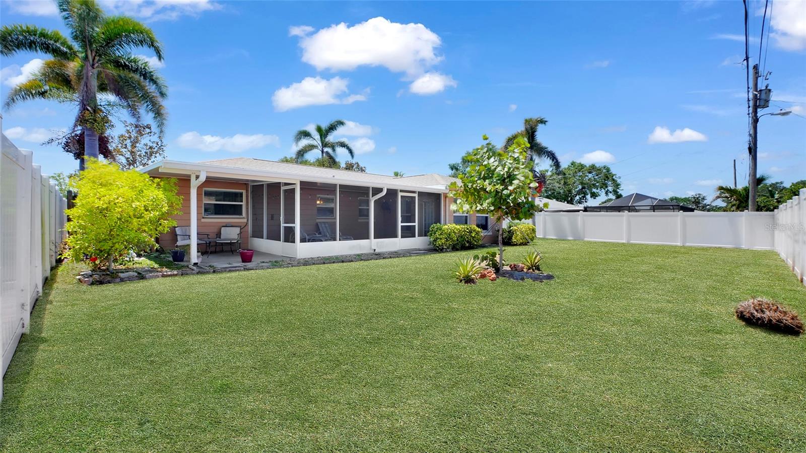Large Screened in lanai