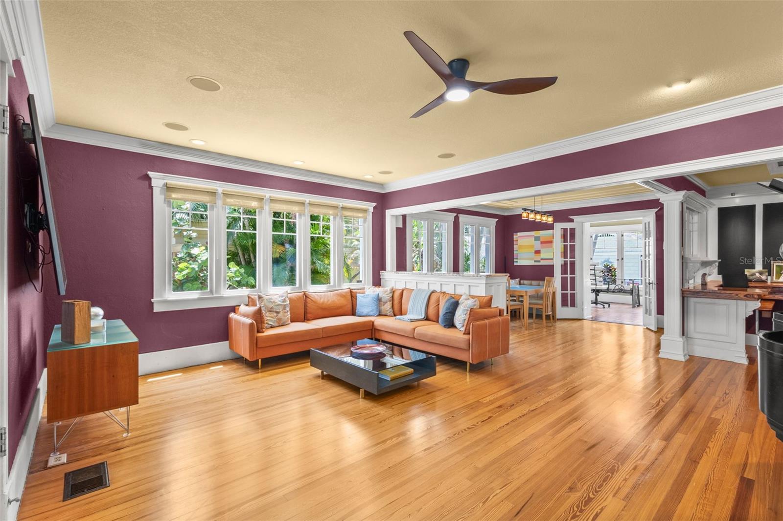 Open & bright living room
