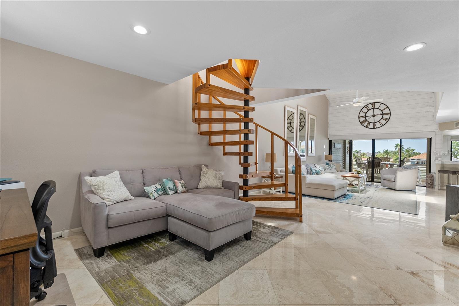 Room for an office or private seating area in the foyer
