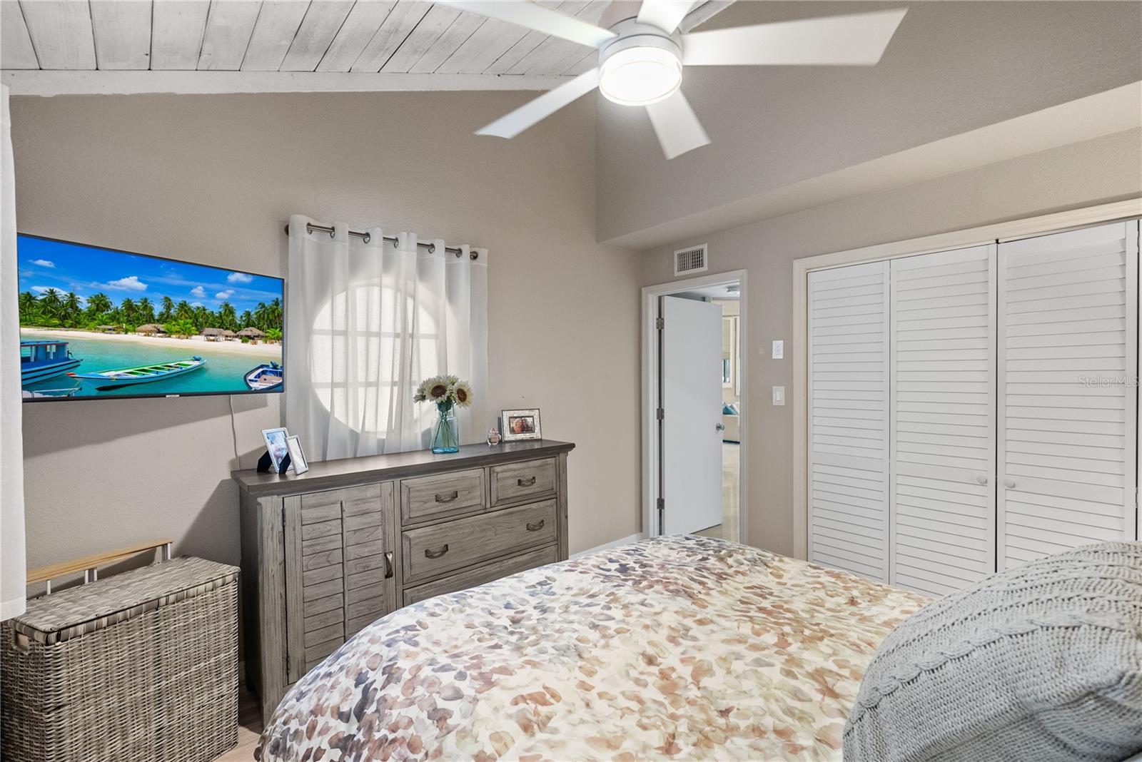 Nautical round window in 2nd bedroom