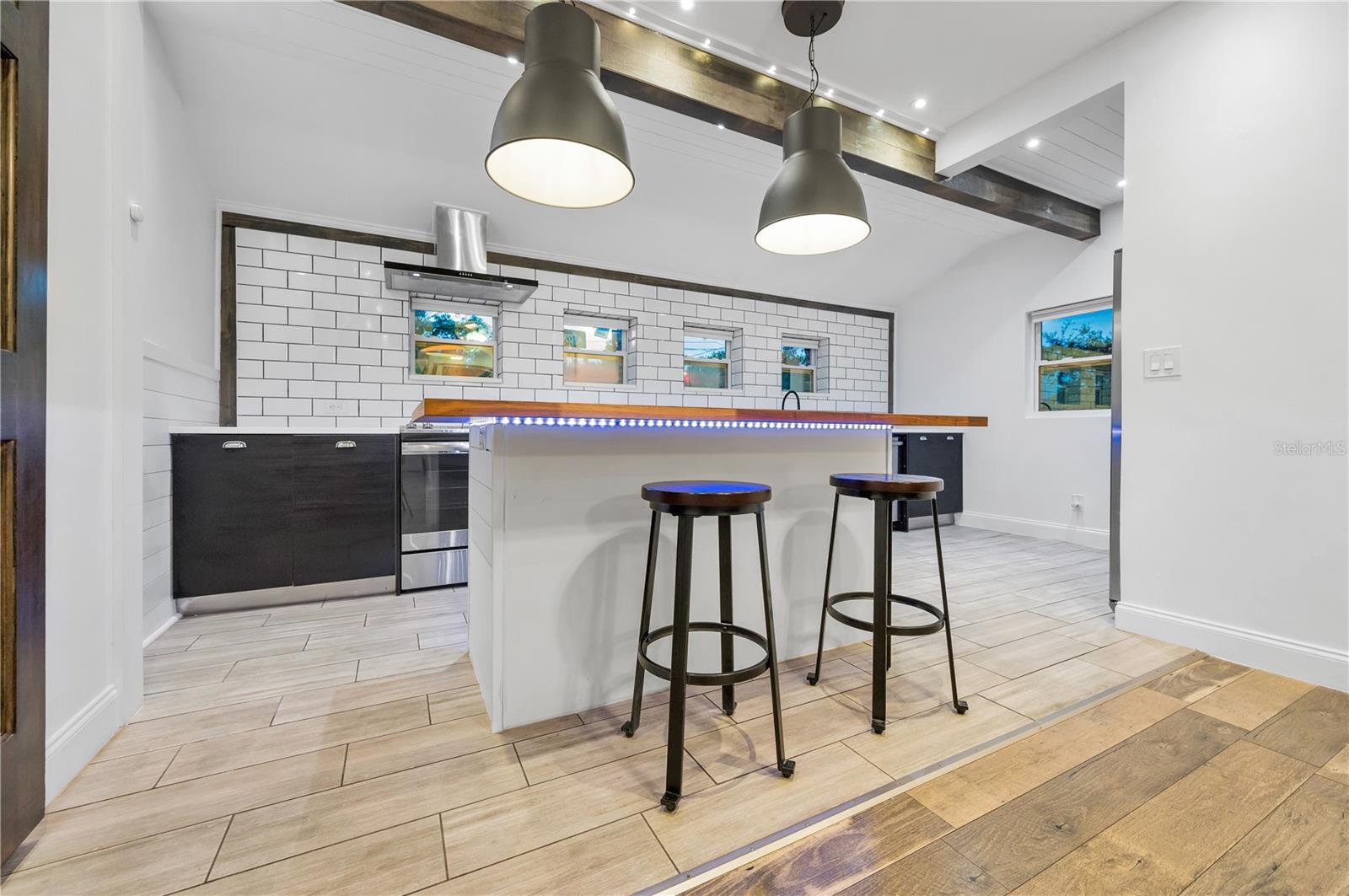 LED lighting also located in Kitchen Island