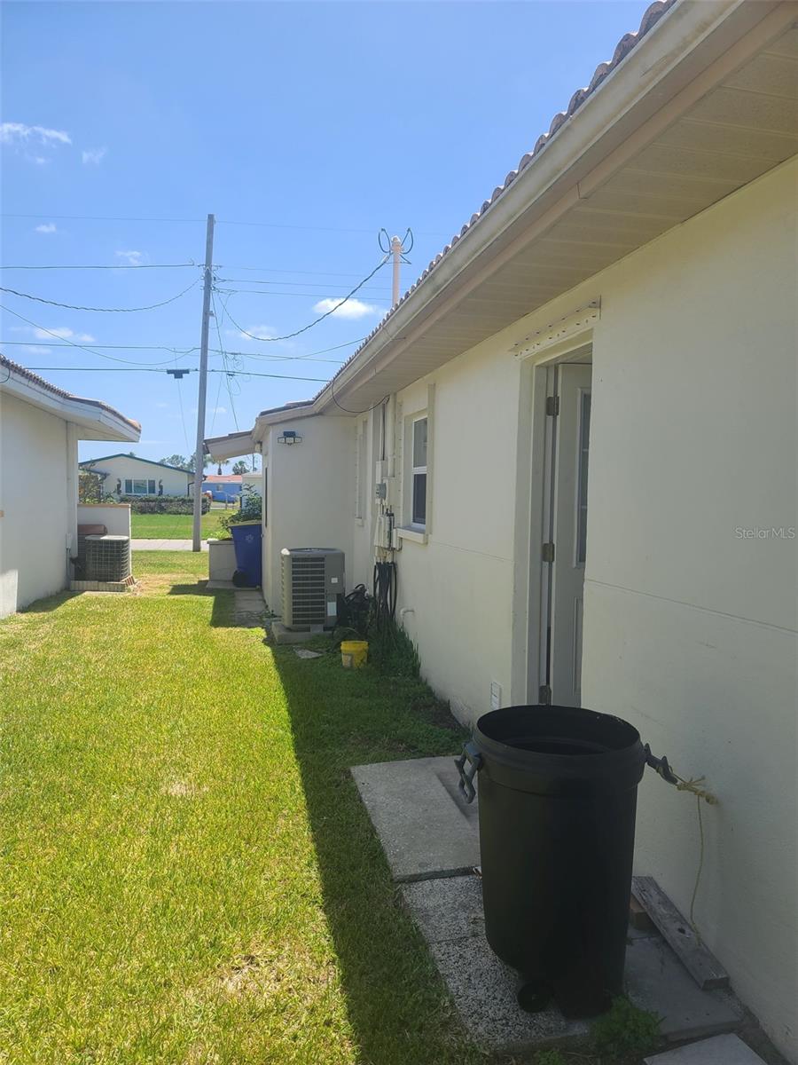 Side Yard 3 sheds Side door into Laundry Room or new 2nd bath