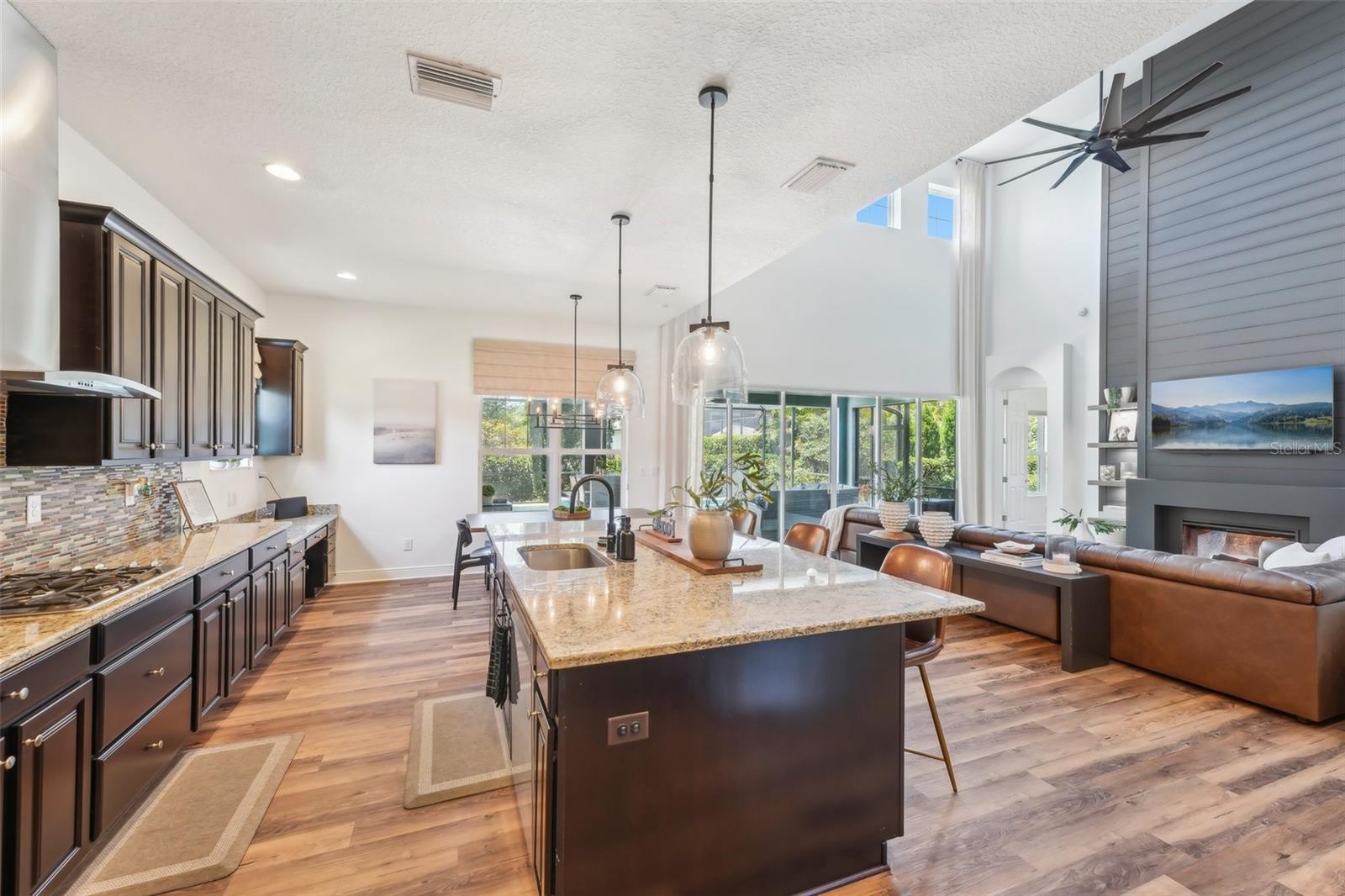 SPACIOUS KITCHEN ENCOURAGES THE COOK IN YOU!