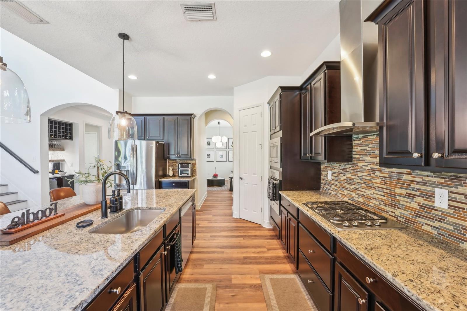 SPACIOUS KITCHEN ENCOURAGES THE COOK IN YOU!