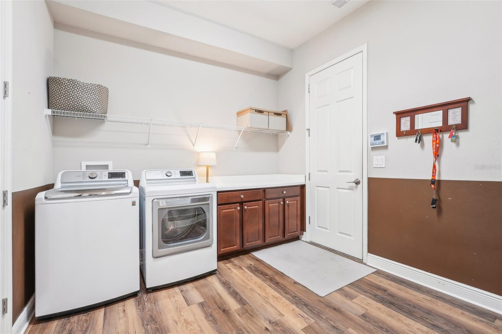 LARGE LAUNDRY ROOM