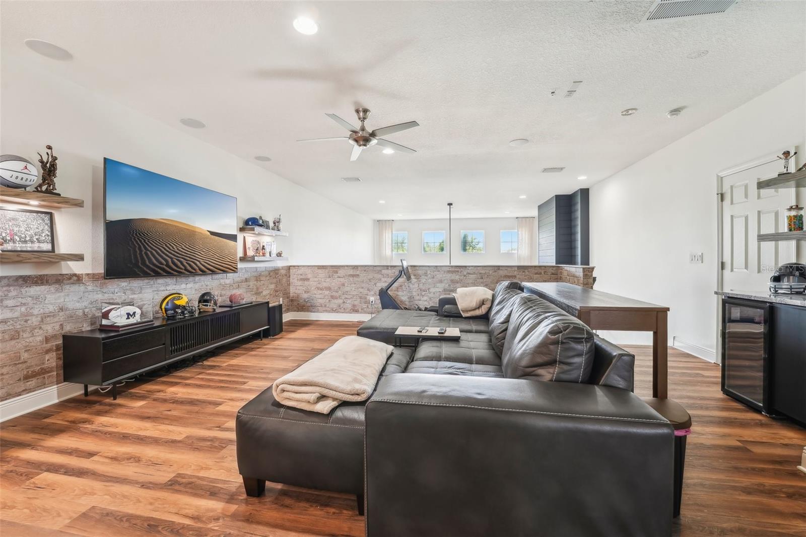 OVER-SIZED LOFT READY FOR ALL THE ENTERTAINMENT!