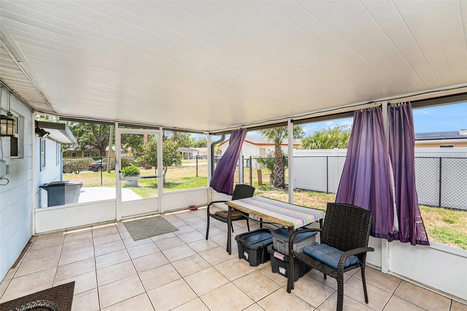 Huge screened lanai, ideal for entertaining or relaxing.