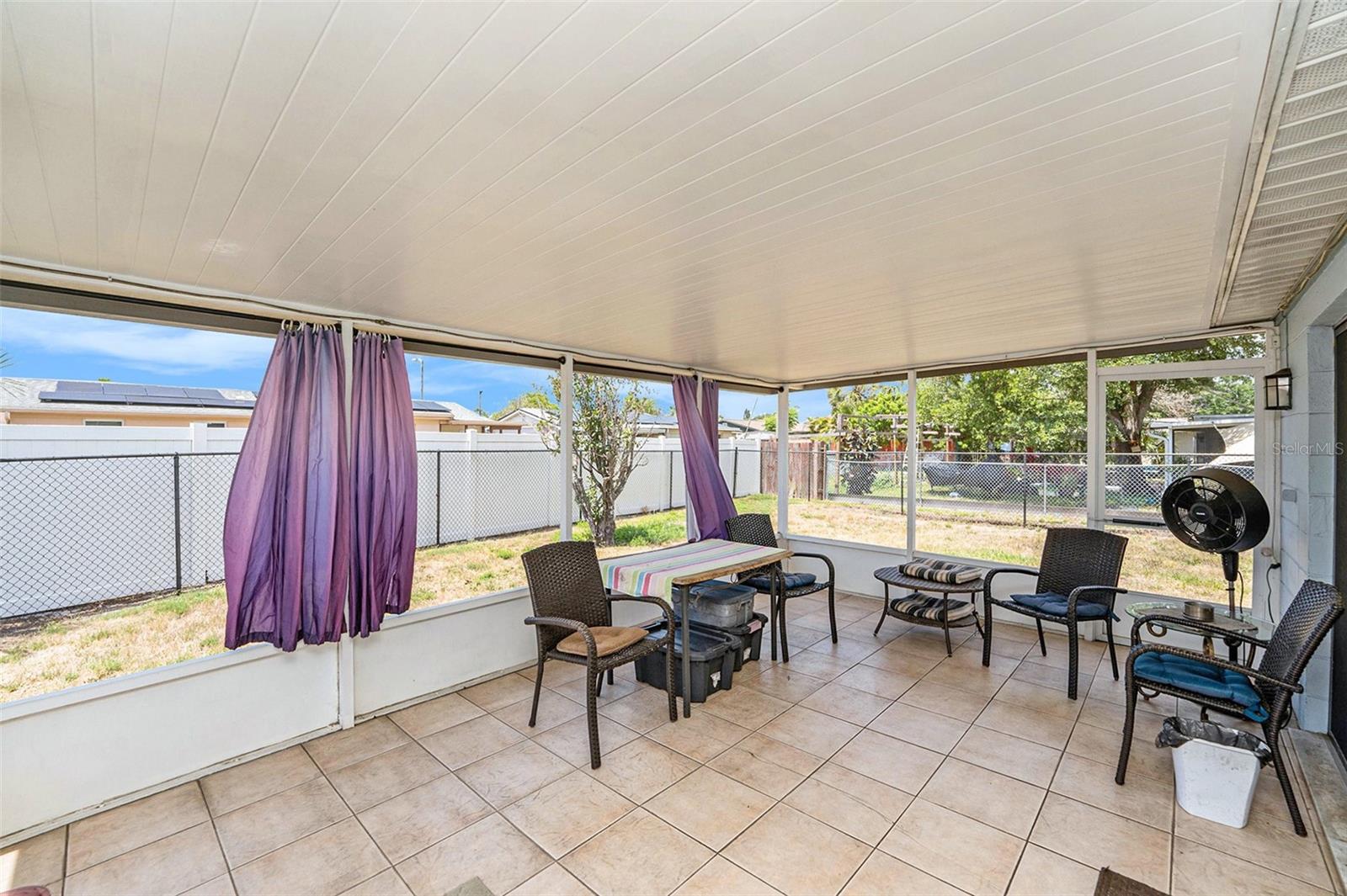 Huge screened lanai, ideal for entertaining or relaxing.