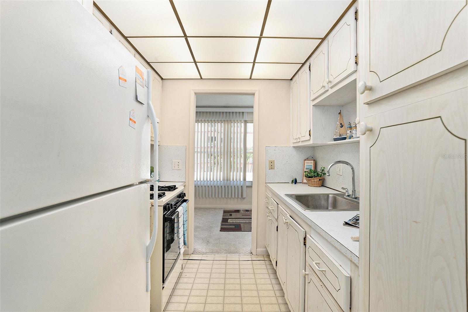 Galley kitchen has it all!