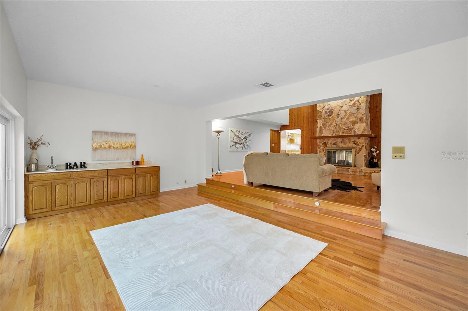 Room without virtually staged pool table