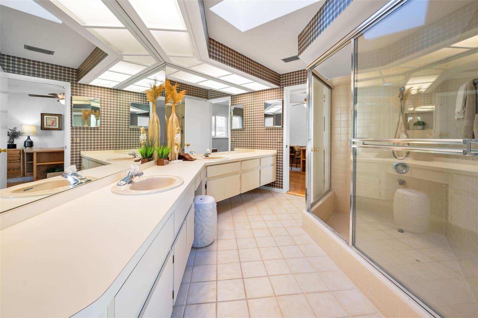 Jack and Jill bathrom