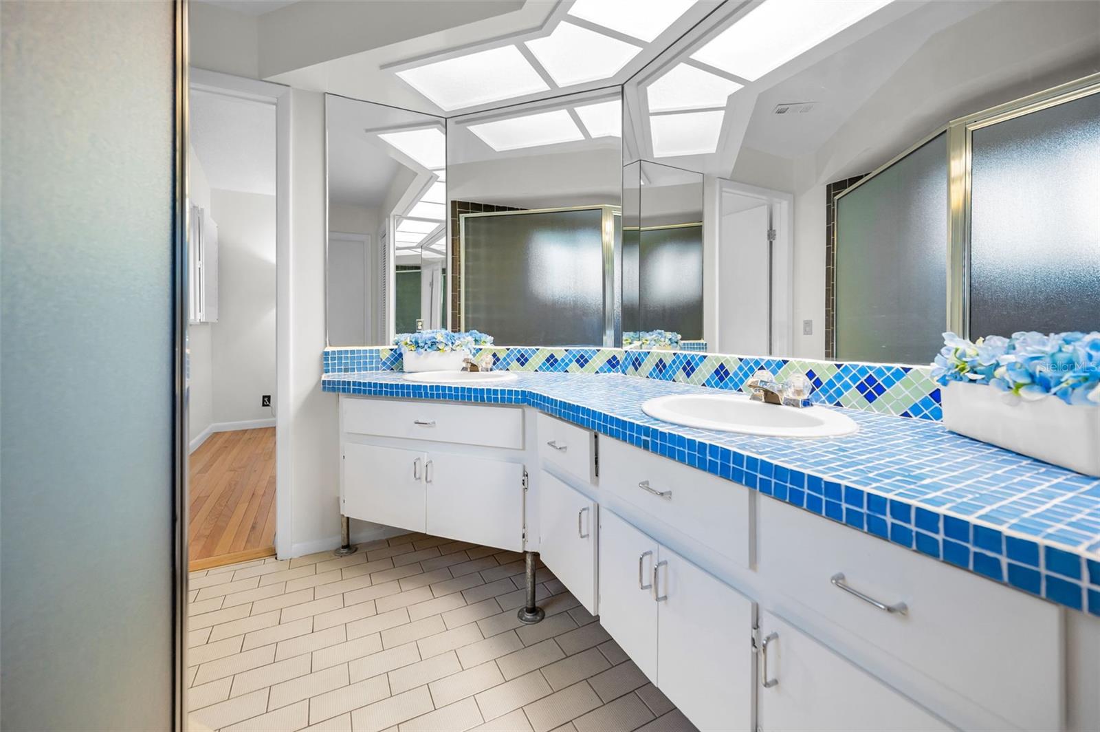 Ensuite bath for 4th bedroom
