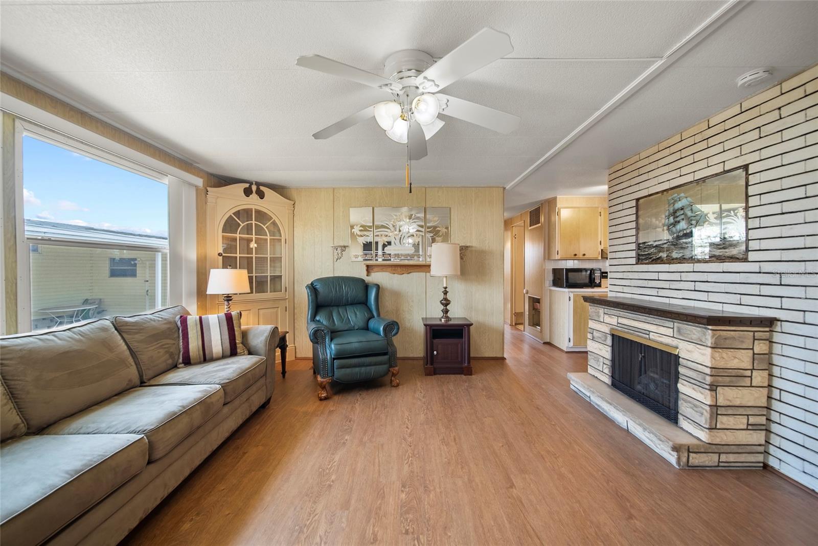 LIVING ROOM W/BUILT IN