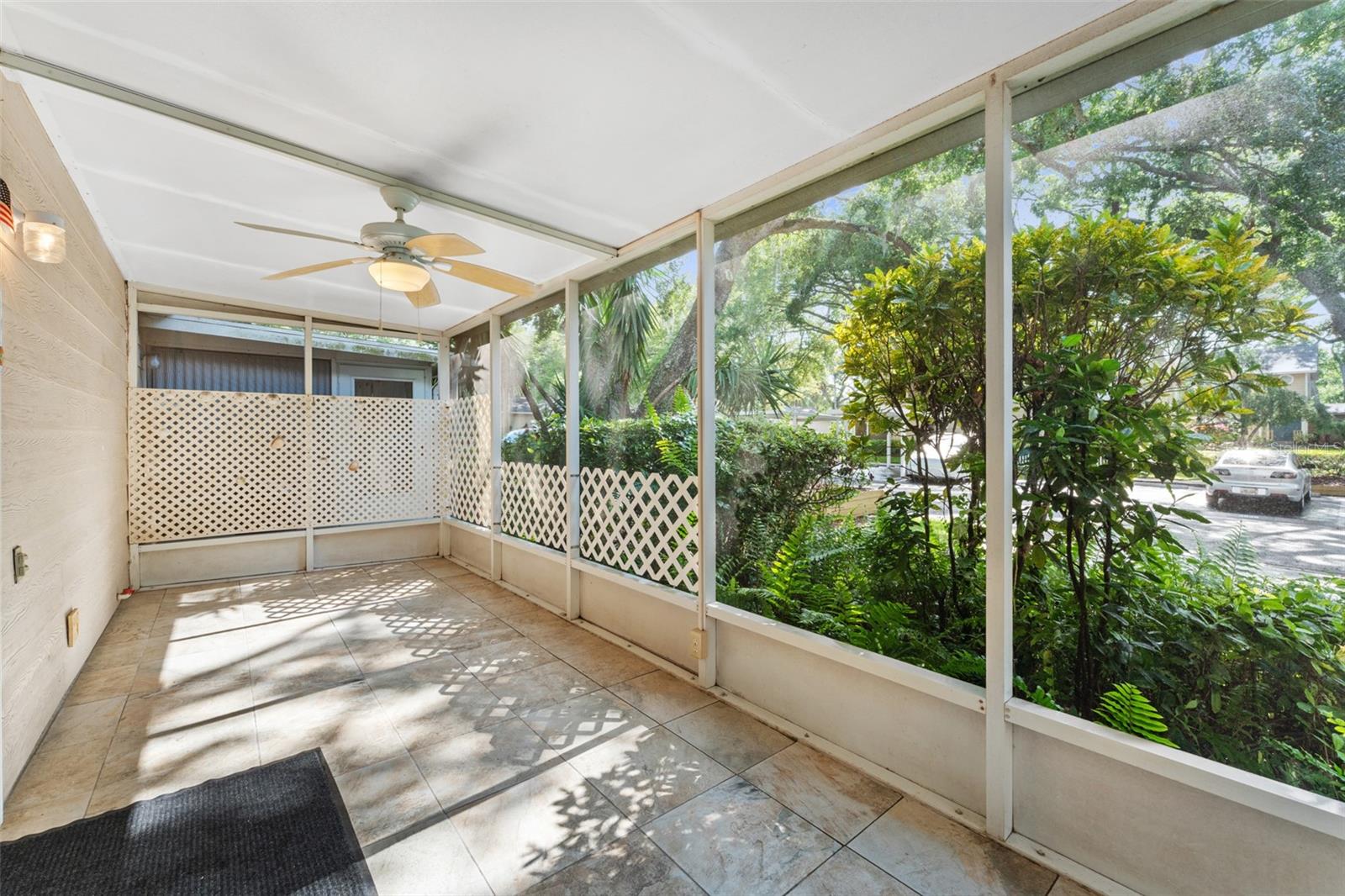 Let's enjoy the covered and screened private lanai