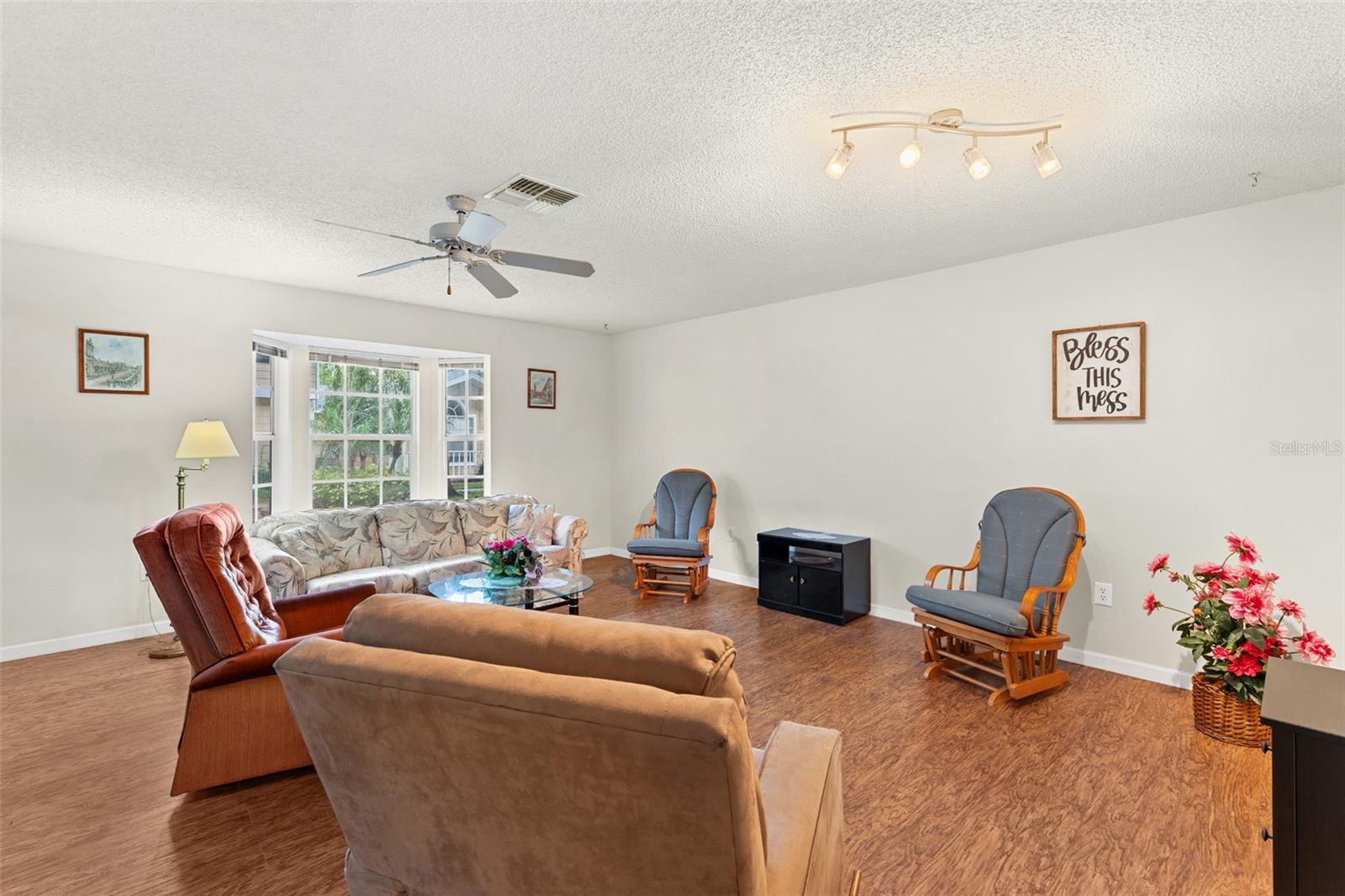 Very spacious living room with bay window